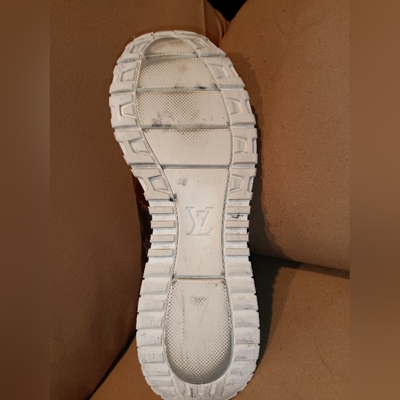 LV RUN AWAY SNEAKERS - Picture 9 of 12